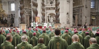 Prelados durante la misa celebrada por el papa Francisco como apertura al Sínodo para la familia que se celebra en la Ciudad del Vaticano. EFE