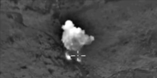 Fotograma sacado de un vídeo proporcionado este 15 de octubre de 2015 por el ministerio de Defensa ruso que muestra un bombardeo de la aviación rusa contra unas supuestas instalaciones del Estado Islámico en la provincia de Idlib, Siria. EFE.