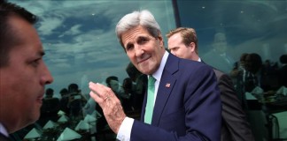 El secretario de Estado de EE.UU., John Kerry, durante la fotografía oficial de la conferencia "Nuestro Océano", este 5 de octubre de 2015, en Valparaíso (Chile). EFE