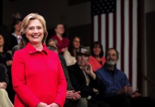 La exsecretaria de Estado de EEUU y favorita para la candidatura presidencial demócrata, Hillary Clinton, durante un acto electoral en Keene, Nuevo Hampshire, Estados Unidos, ayer 16 de octubre de 2015. EFE
