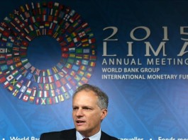 El director del Departamento del Hemisferio Occidental del FMI, Alejandro Werner (c), ofrece una rueda de prensa en Lima (Perú). EFE