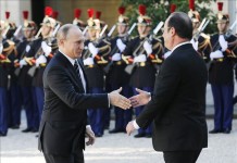 El presidente francés, François Hollande (d), estrecha la mano de su homólogo ruso, Vladímir Putin, durante la ceremonia de bienvenida hoy en el Palacio del Elíseo en París. EFE