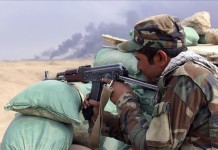 Un soldado iraquí apunta con su arma durante los enfrentamientos entre combatientes del Estado Islámico (EI) y las fuerzas iraquíes en las proximidades de la ciudad de Baiji (norte de Irak), hoy, 22 de octubre de 2015. EFE