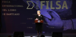 La presidenta de Chile, Michelle Bachelet, habla durante la inauguración de la 35ª Feria Internacional del Libro de Santiago (FILSA 2015) en la Estación Mapocho, en Santiago de Chile. EFE