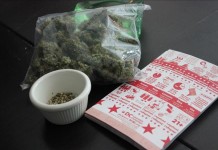 Detalle de una bolsa de marihuana y otros productos hechos con la misma sustancia. EFE/Archivo