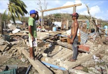 Dos hombres observan el estado en que se encuentran unas casas en la comunidad de Melaque, Jalisco (México), tras el paso del huracán Patricia que se degradó de categoría 5 en la escala Saffir-Simpson a depresión tropical. EFE