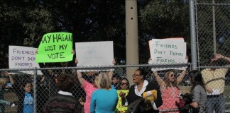 Un grupo de "soñadores" de Carolina del Norte que interrumpió un acto de campaña en Raleigh, la capital de este estado. EFE/ARCHIVO