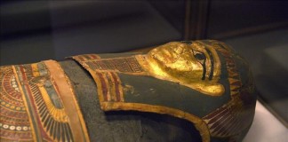 Vista de la momia nubia "Mujer Dorada" de la era Romana (30 AC-395 DC) dentro de su sarcófago, reconstruido a partir de su momia con un escáner CT. EFE/Archivo