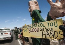 Varios residentes de la comunidad fronteriza en el sur de Arizona protestan asegurando que los derechos civiles son violados por los agentes federales. /Archivo