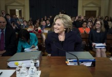 La exsecretaria de Estado y aspirante a la candidatura presidencial demócrata para 2016, Hillary Clinton, testifica ante el Comité de la Cámara de Representantes que investiga el ataque al consulado estadounidense en Bengasi (Libia), en el Capitolio de Washington, Estados Unidos, hoy 22 de octubre de 2015. EFE
