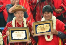 El secretario general de Naciones Unidas Ban Ki-moon (i) y el presidente de Bolivia Evo Morales (d) reciben un reconocimiento, este 11 de octubre, durante la inauguración de obras de infraestructura en Vila Vila (Bolivia). EFE