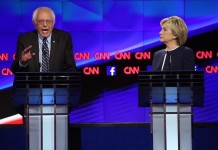 El senador de Vermont Bernie Sanders (i) y la exsecretaria de Estado Hillary Clinton (d) asisten al debate presidencial Demócrata en Wynn en Las Vegas, Nevada (Estados Unidos). EFE