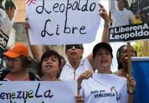 Seguidores del opositor venezolano Leopoldo López, gritan consignas frente al palacio de Justicia en Caracas (Venezuela). EFE/Archivo