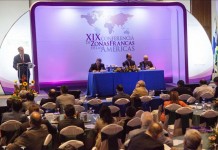 El delegado presidencial nicaragüense para las inversiones, Álvaro Baltodano (i), habla este jueves 5 de noviembre de 2015, durante la inauguración de la XIX Conferencia de Zonas Francas de las Américas, celebrada en un hotel de Managua (Nicaragua)
