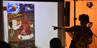 Gloria Arjona, profesora de literatura española en el Instituto de Tecnología de California (Caltech), señala a una imagen de la obra de la pintora mexicana Frida Kahlo titulada "Árbol de la esperanza mantente firme" el pasado 13 de noviembre 2015, durante una de sus clases en Antioch Universiy en Culver City, California.