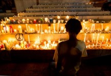 Cientos de personas participan en un homenaje a las víctimas de los ataques terroristas sucedidos el pasado viernes en París, hoy domingo 15 de noviembre de 2015, en Santo Domingo (República Dominicana).