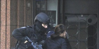 Una empleada consigue escapar de la cafetería donde trabajaba el pasado 15 de diciembre de 2014, después de que un hombre armado, presuntamente un yihadista, tomara el establecimiento y retuviera a varios rehenes en Sídney (Australia).Archivo