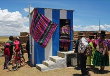 Pobladores de la localidad de Aguallamaya (Bolivia) ingresan a uno de los baños ecológicos, hoy martes 10 de noviembre de 2015, que permitirán a 331 habitantes de la región tener acceso seguro al agua potable y al saneamiento básico. AECID