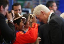 El expresidente de Estados Unidos Bill Clinton (d) fue registrado este miércoles al recibir una bufanda típica andina de manos de una mujer peruana, durante una visita a la planta Chakipi Acceso, en Lima (Perú).