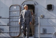 El presidente estadounidense, Barack Obama, desembarca del BRP Gregorio del Pilar en una base naval en Manila (Filipinas) hoy.