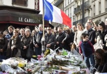 Observan un minuto de silencio el 16 de Noviembre, 2015 en el Le Carillon cafe en la esquina de Rue Bichat y Alibert en Paris, en tributo a las victimas de los atentados atribuidos al Estado Islamico AFP PHOTO / ERIC FEFERBERG (Photo credit should read ERIC FEFERBERG/AFP/Getty Images)