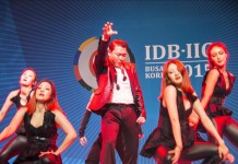 La estrella surcoreana Psy en su presentación, el 29 de marzo de 2015, en la fiesta de cierre de la 56ª asamblea anual del Banco Interamericano de Desarrollo (BID) celebrada en Busán (Corea del Sur). Archivo
