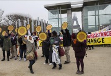 Miembros de la delegación "It Takes Roots", que representa a comunidades afectadas por la fracturación hidraúlica, la minería de carbón y las perforaciones petrolíferas, participan en una protesta con motivo de la cumbre del clima de París (COP21), en París, Francia.