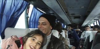 Refugiados sirios, iraquíes y afganos, son trasladados en autobús. archivo