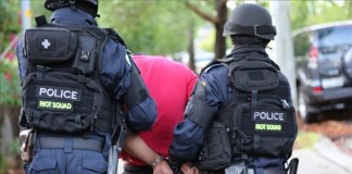 Fotografía cedida por New South Wales (NSW) Police que muestra a un hombre mientras es arrestado por miembros del Joint Counter Terrorism Team (JCTT) Sídney (Equipo conjunto Contra Terrorismo). NSW POLICE