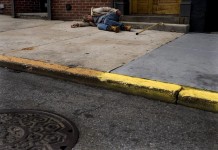 Una persona sin hogar es vista en las calles de Brooklyn, Nueva York (Estados Unidos). Archivo