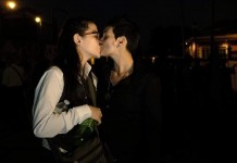 Laura Flores (i) y su novia Jazmín Elizondo (d) se besan se besan durante una simulación de su matrimonio, este 11 de diciembre, en San José (Costa Rica).