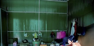 Un enfermo camboyano de VIH en la casa que le ha proporcionado el Gobierno camboyano Archivo