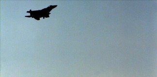 Foto de un avión de combate F-16 estadounidense mientras sobrevuela una mezquita tras despegar de la base aérea de EE.UU. de Incirlik, en el sur de Turquía. Archivo