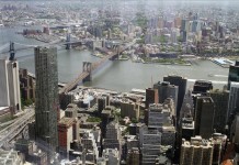 Vista del Bajo Manhattan y del puente de Brooklyn tomada desde el observatorio del edificio One World Trade Center de Nueva York. Archivo