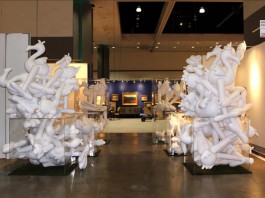 Una obra realizada con flamencos hinchables por un grupo de arquitectos latinos que trabajan en la oficina de Frank Gehry es vista, miércoles 27 de enero 2016, la Feria de Arte de Los Ángeles.