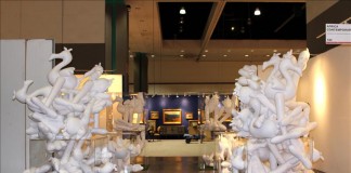 Una obra realizada con flamencos hinchables por un grupo de arquitectos latinos que trabajan en la oficina de Frank Gehry es vista, miércoles 27 de enero 2016, la Feria de Arte de Los Ángeles.