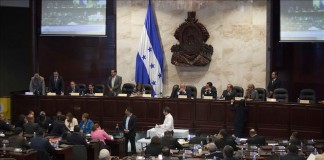 Los diputados de diferentes partidos políticos se acercan a la urna de votación antes del escrutinio de votos de donde podrían salir elegidos los próximos magistrados de la Corte Suprema de este 28 de enero de 2016, en Tegucigalpa.