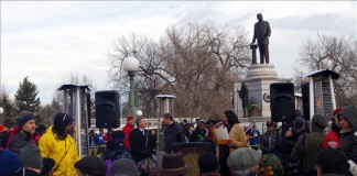 La presidente del Día de Martin Luther King en Denver, la activista cívica Susan Barnes-Gelt, da comienzo a la ceremonia homenaje del activista de los derechos civiles hoy, lunes 18 de enero 2016, al pie de la estatua de Martin Luther King Jr. en el Parque de la Ciudad en Denver, Colorado.