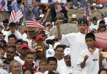 Miles de hispanos vestidos con camisetas blancas y portando la bandera de EEUU para apoyar la legalización de los inmigrantes indocumentados. efe/archivo