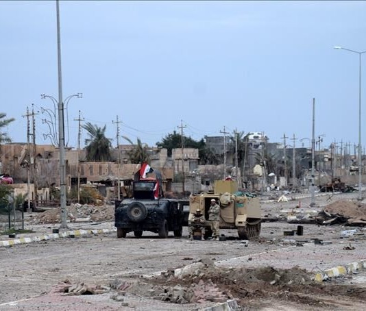 Fuerzas del ejército iraquí toman posición en una calle en la ciudad central de Ramadi, al oeste de Irak.