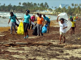Voluntarios participan en una jornada de recolección de basura en una playa de Lambeau, en la costa este de Trinidad y Tobago. Archivo