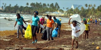 Voluntarios participan en una jornada de recolección de basura en una playa de Lambeau, en la costa este de Trinidad y Tobago. Archivo