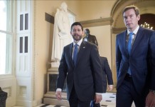 El presidente de la Cámara de Representantes de EE.UU., Paul Ryan (i), camina junto a su portavoz, Brendan Buck (d), en el Capitolio de Washington, Estados Unidos. Archivo