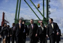 El gobernador del estado de Virginia (EEUU), Terry McAuliffe (c), realiza un recorrido con su comitiva por la Terminal de Contenedores del Puerto de Mariel, en Artemisa (Cuba), este martes 5 de enero de 2016.