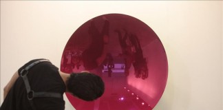 Un hombre observa la obra "Mirror glow" de el artista indio Anish Kapoor hoy, miércoles 03 de febrero de 2016, durante el primer día de exposición de la feria de arte contemporáneo Zona MACO en Centro Banamex, Ciudad de México.