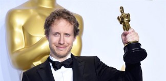 El director del filme húngaro "Son of Saul", László Nemes posa con el Óscar a mejor película en lengua extranjera hoy, domingo 28 de febrero de 2016. EFE