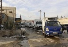 Camiones con ayuda humanitaria entran en la localidad siria de Douma, cerca de Damasco, ayer, 13 de febrero de 2016. EFE