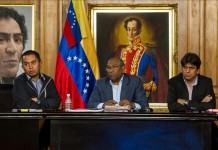 En la imagen, el vicepresidente de Venezuela, Aristóbulo Istúriz (c), acompañado del ministro de Economía Productiva, Luis Salas (i) y el ministro de Banca y Finanzas, Rodolfo Medina (d). EFE/Archivo